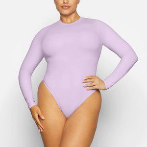 NWT SKIMS Fits Everybody Long Sleeve Crew Neck Bodysuit in Sugar Plum Size M